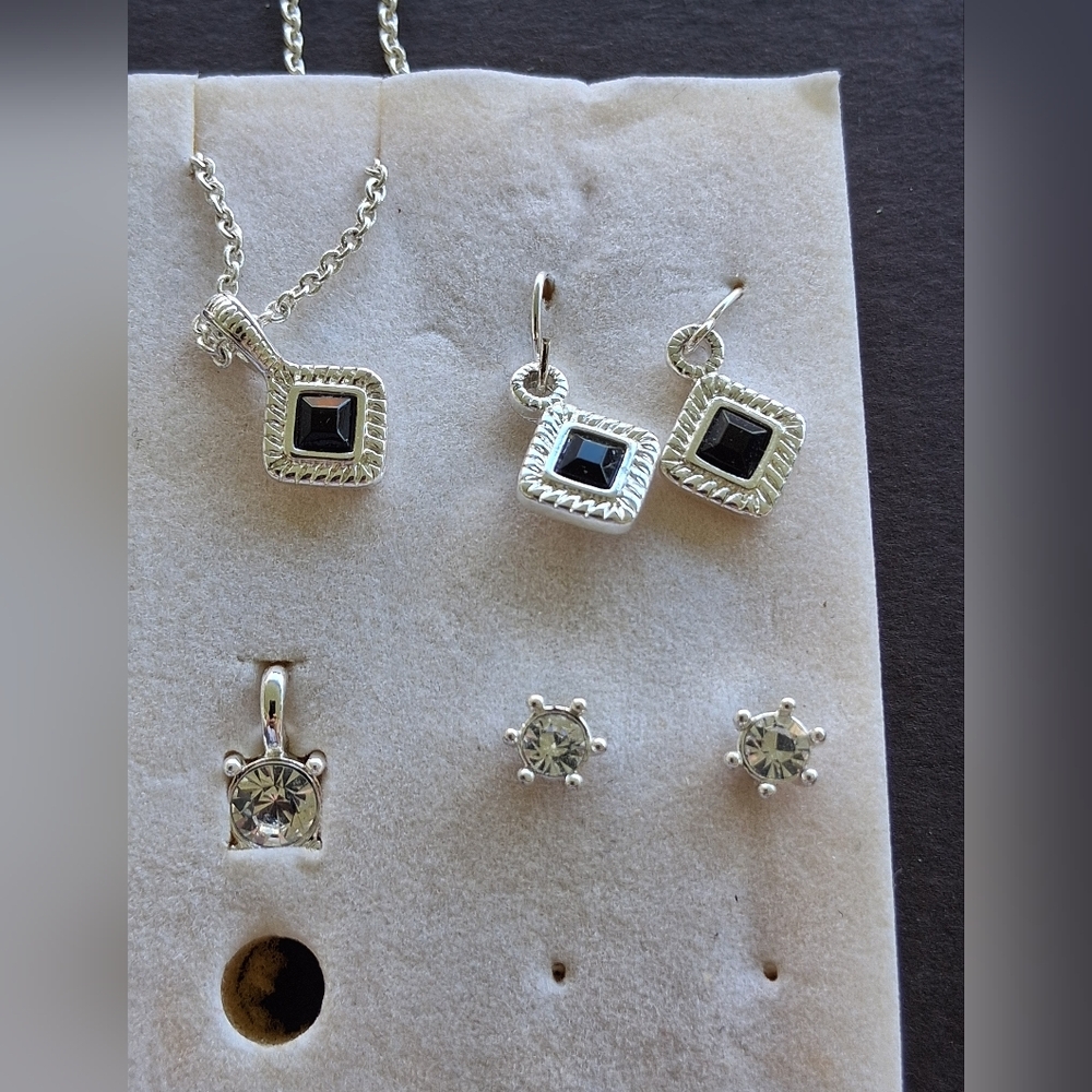 Source Unknown Elegant Silver and Black Jewelry Set